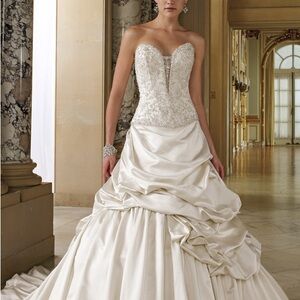 Elegant Ivory Strapless Wedding Gown